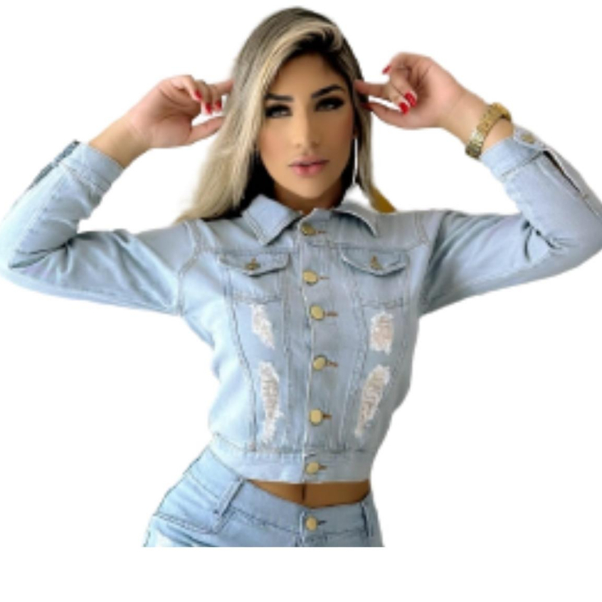 Jaqueta Jeans Feminina Cor Clara e uma Calça Jeans Feminina com Elastano
