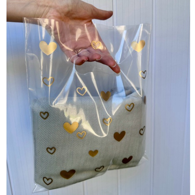 Sacola Plástica Transparente Brilhoso Alça Vazada 25x30cm com Corações kit com 50 unidades