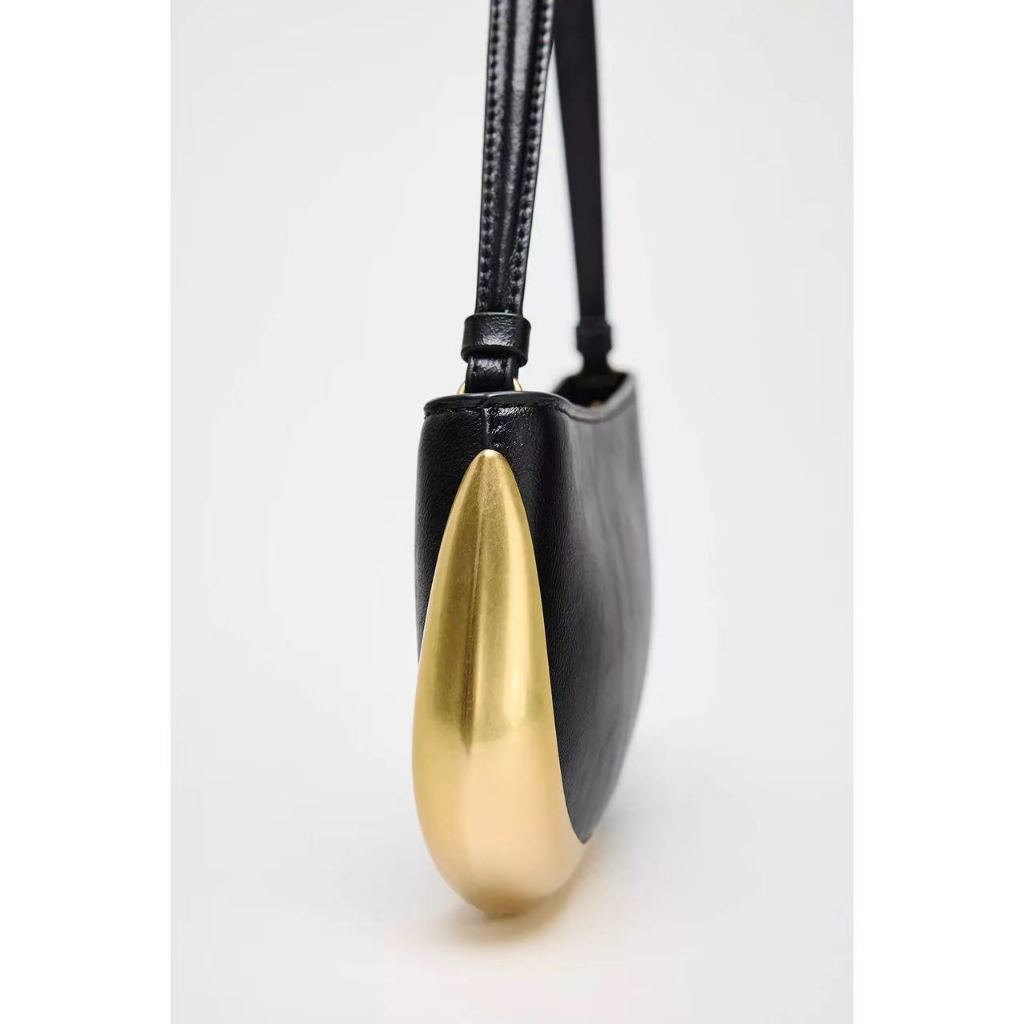 Nova bolsa feminina minimalista casual com detalhes em metal, para usar embaixo do braço e com duas alças de ombro. — imagem 2 de 2