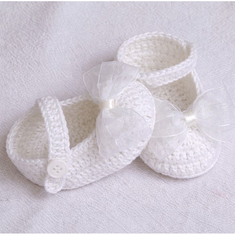 Sapatinho de crochê com laço de organza