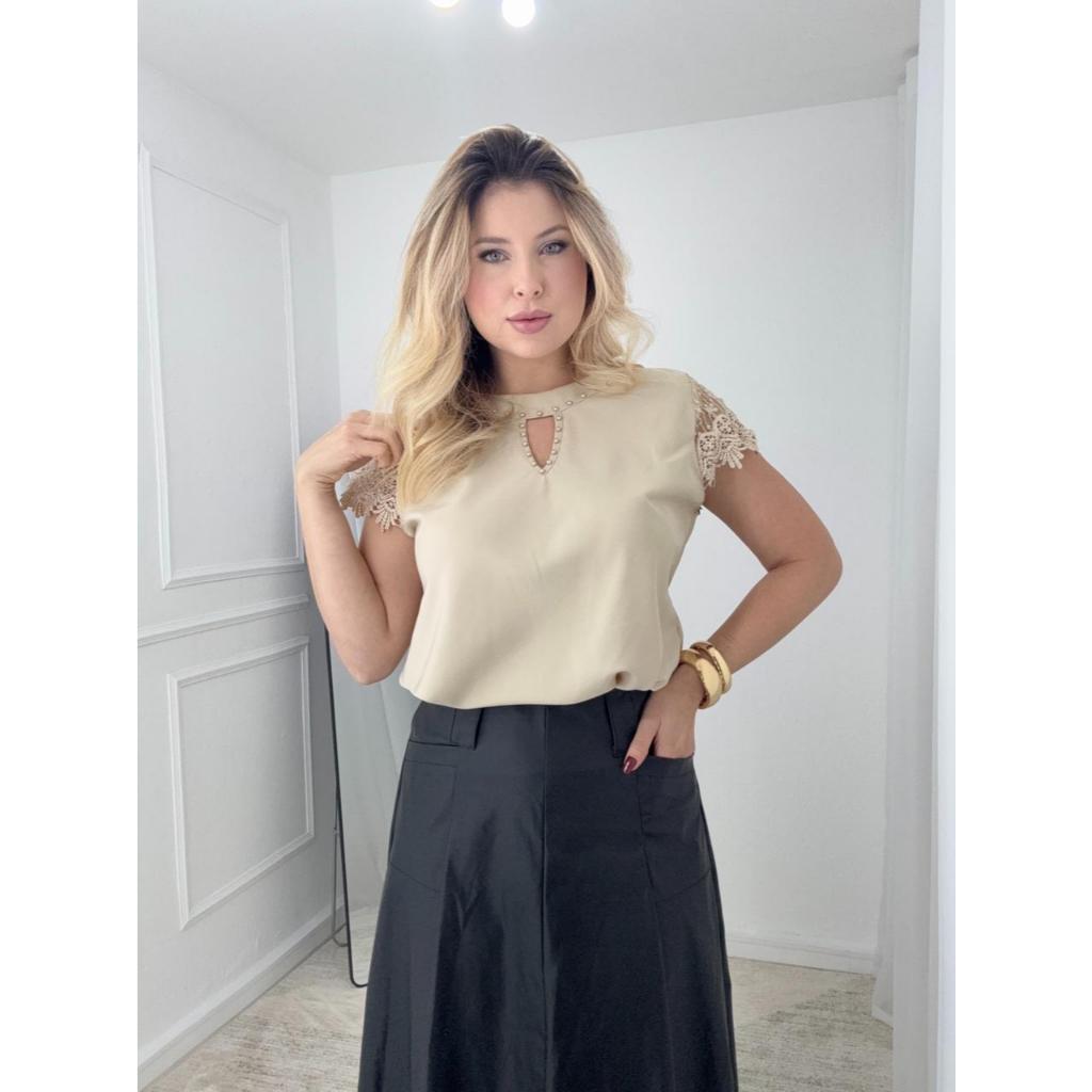 Blusa Feminina Social Gola Encantada Com Perola Contornada Manga Curta Gripem Rendada Elegante