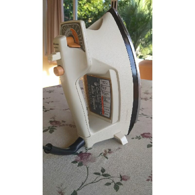 Ferro De passar roupa antigo