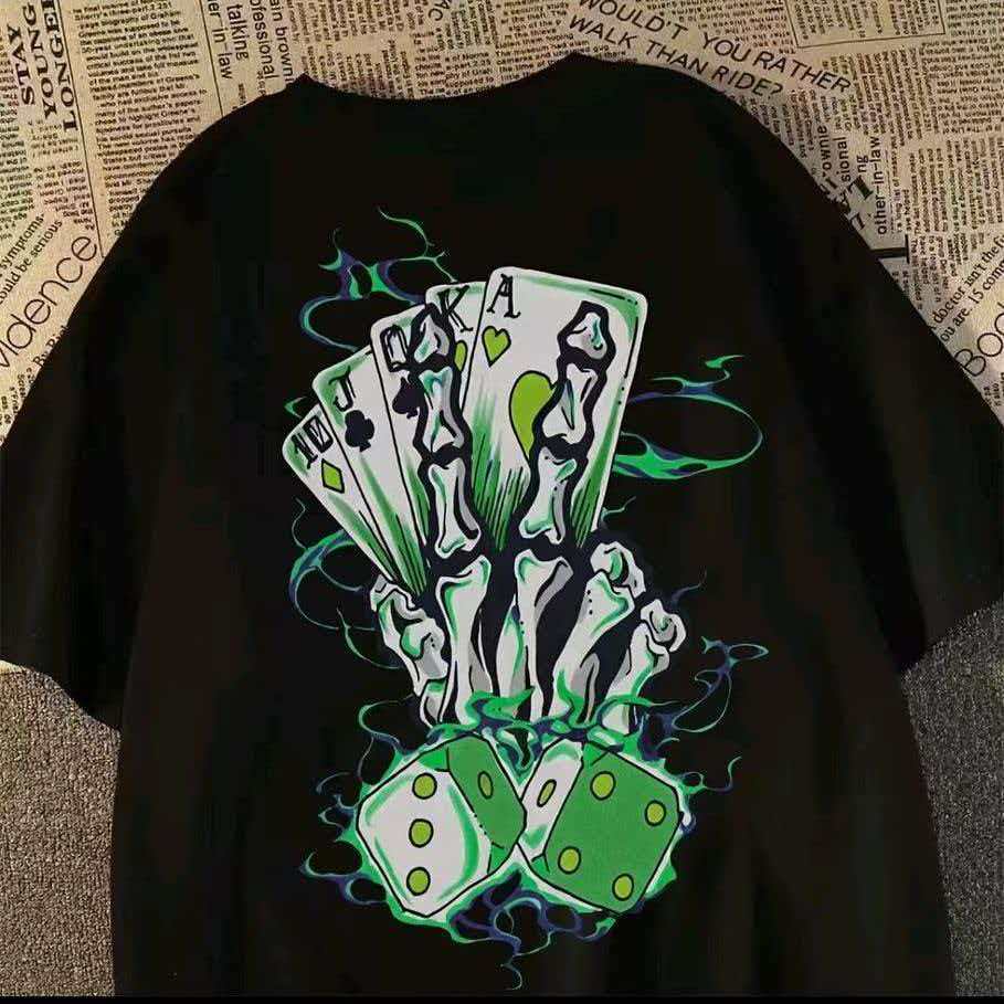 Camiseta Unissex Preta Oversize Estampa Mão Esqueleto e Cartas Streetwear