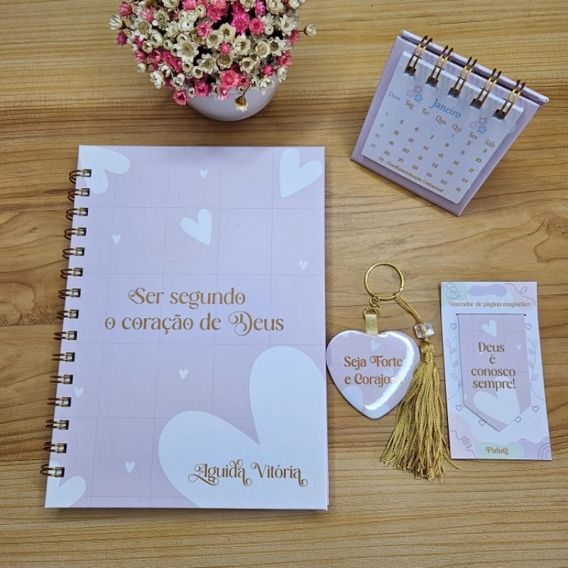 KIt Caderno devocional + calendário + marcador de página + chaveiro