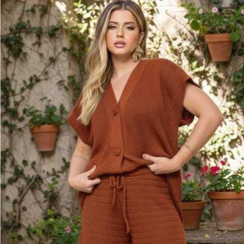 Conjunto Feminino Tricô Shorts e Colete Alongado Botões Elegante Moda Verão Casual Chic