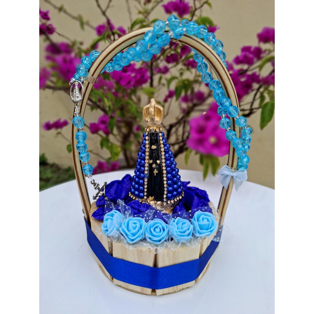 Mini Oratório Nossa Senhora Aparecida com Terço Azul e Flores Decorativas |Presente Religioso Católico|Cestinha Presente