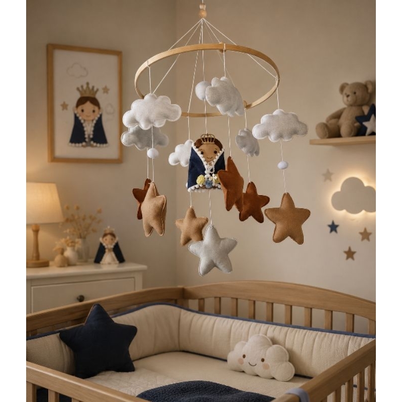 Móbile para berço nossa senhora minimalista madeira estrelas