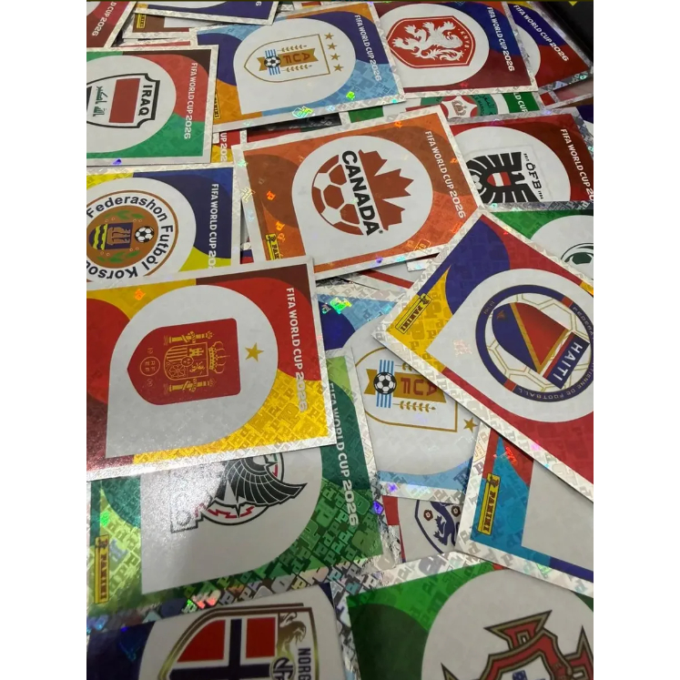 Kit com 10 Figurinhas Escudos e FWC à Escolha – Álbum Copa do Mundo 2026