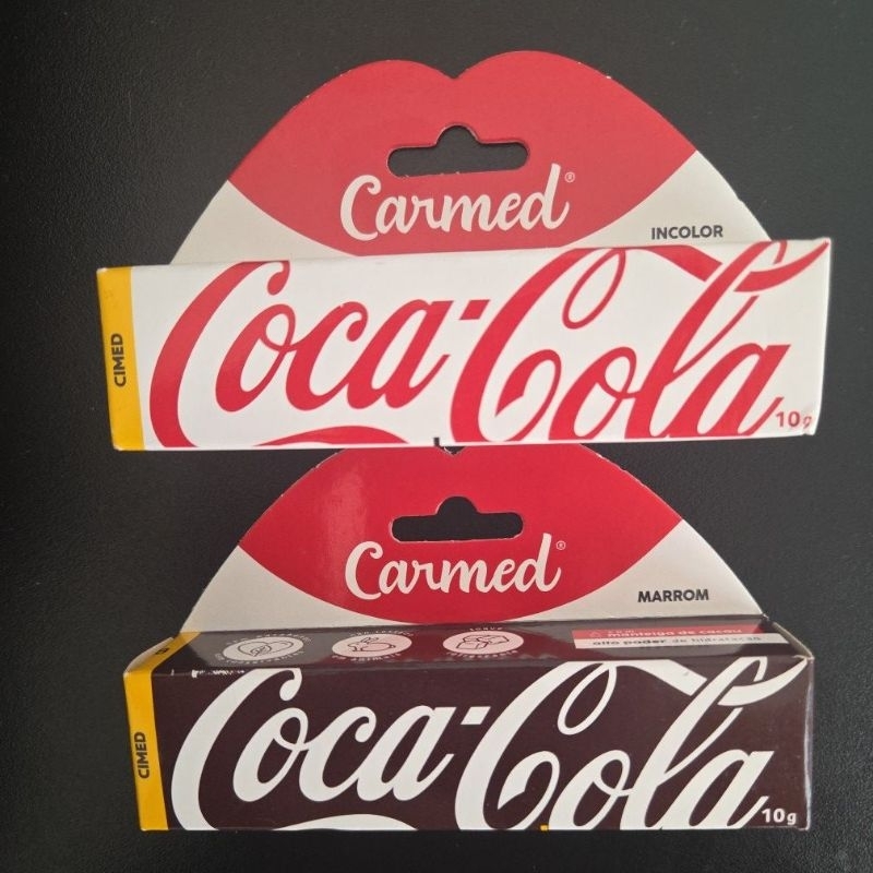 Carmed Hidratante Labial Coca-Cola Incolor e Coca-Cola Marrom 10g | Hidratação Intensa | Edição Especial