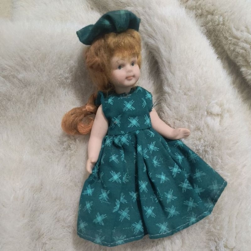 Boneca pequena de porcelana antiga