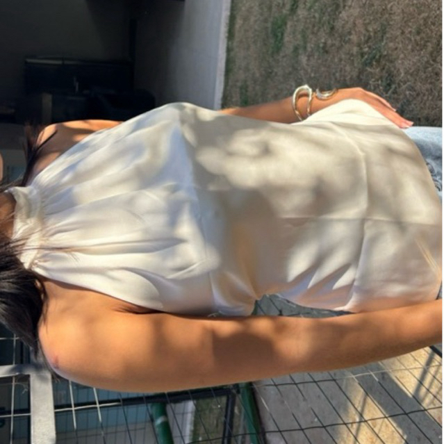 Blusa Feminina Cetim Costas Nua Gola Alta Elegante Social Sem Manga Moderna Confortável