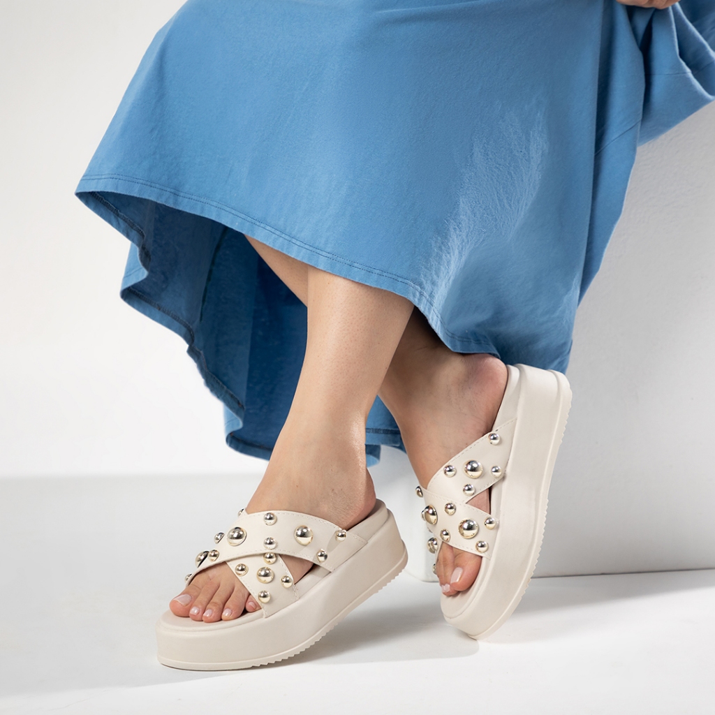Sandália Feminina Plataforma Com Tachas Metalizadas Conforto Premium Antiderrapante
