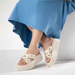 Sandália Feminina Plataforma Com Tachas Metalizadas Conforto Premium Antiderrapante