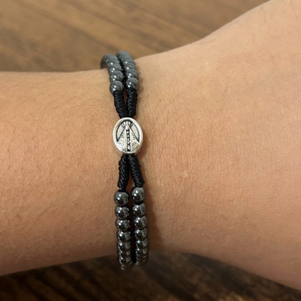 Terço de Pulso Hematita Nossa Senhora Aparecida Pulseira Com Mini Terco Catolico Para Presente