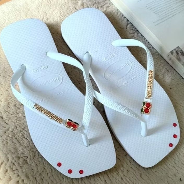 Havaianas Slim Square Branca Personalizada Luxo - Pingente Cereja e Strass Vermelho - Chinelo Feminino Bico Quadrado