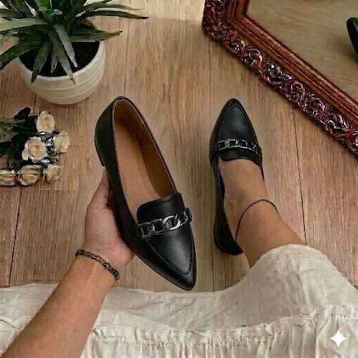 Sapatilha Mocassim Feminina Preta Bico Fino com Corrente Elegante Confortável