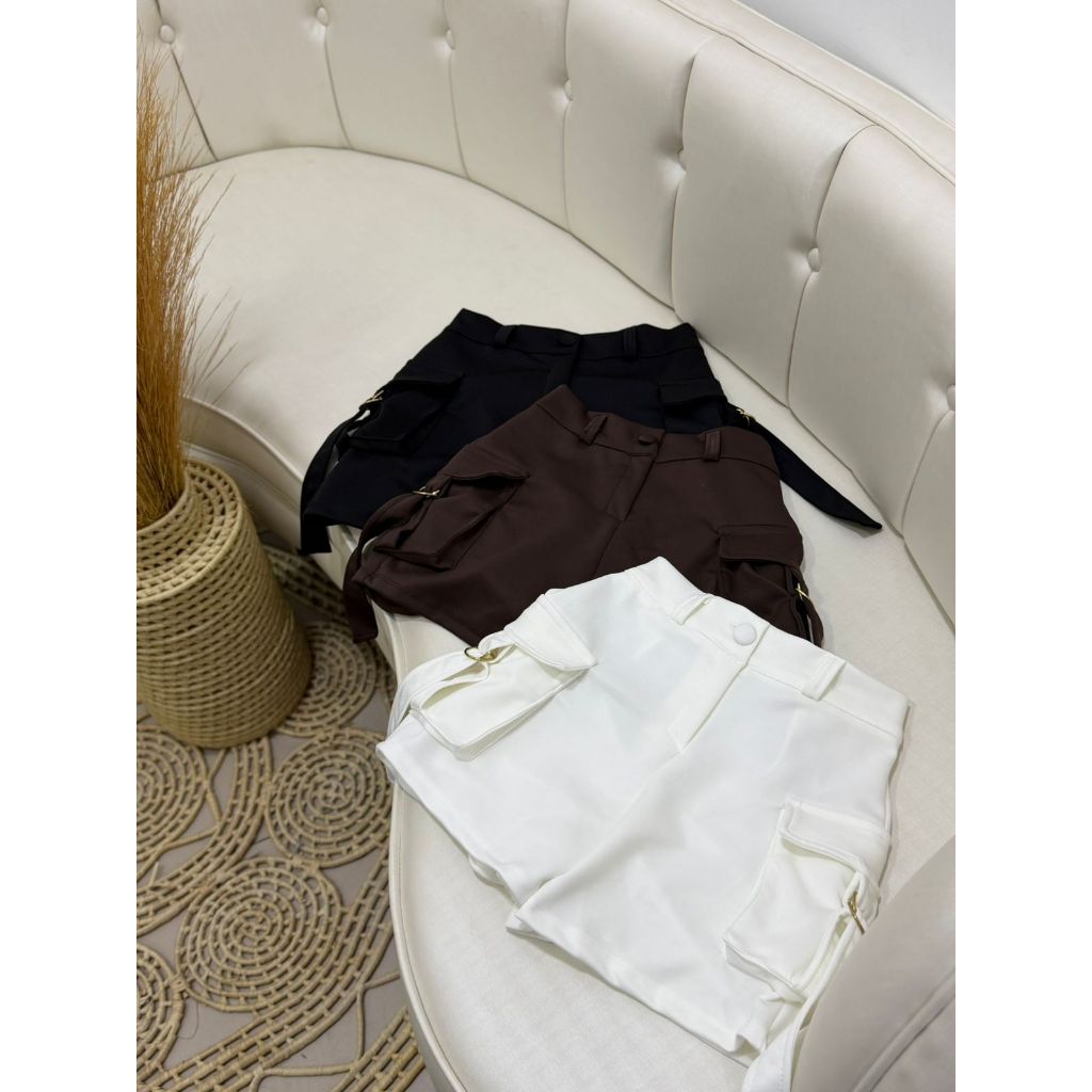 Short Cargo em Neoprene com botão e zíper encapado - short feminino bolsos laterias curto liso elegante basico casual