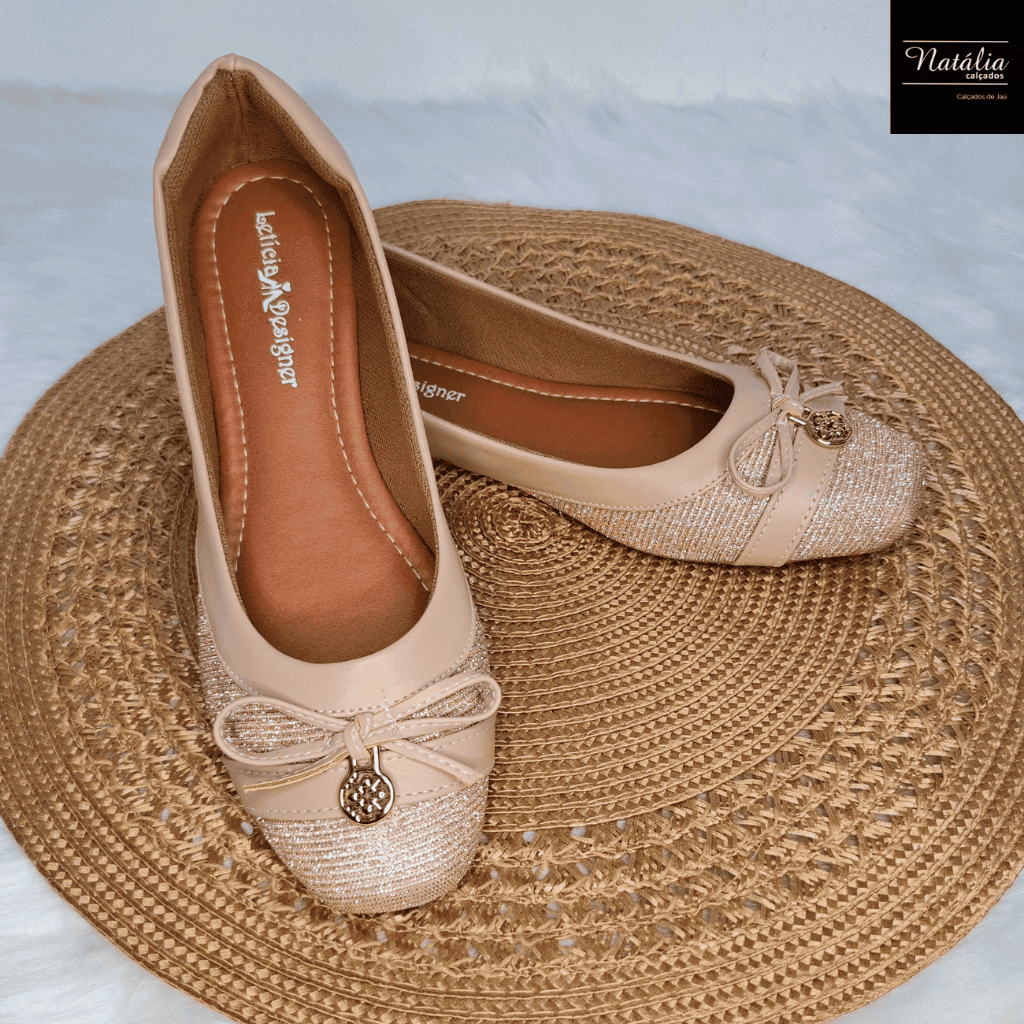 Sapatilha Feminina Napa Nude Detalhe Brilho Dourado Bico Quadrado com Traseiro Confortável Elegante