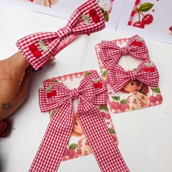 Kit Laço Cerejinha Xadrez Vermelho Acessório de Cabelo Infantil Faixinha e Presilha