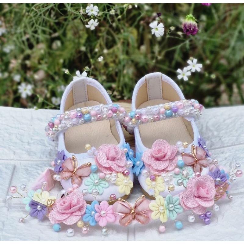 kit Faixinha e sapatinho de cetim jardim encantado flores borboletas infantil menina — imagem 2 de 2