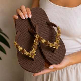 Chinelo Feminino Modelo Pedraria Marrom Com Brilho Sofisticado E Macio Ideal Para O Dia A Dia Top