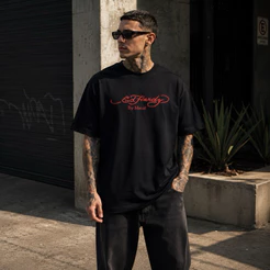 camisa OVERSIZED Ed hardy letreiro Matue 30 pra um vintage streetwear