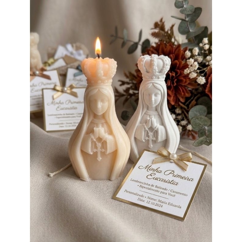 Lembrancinha Religiosa Nossa Senhora — Disponível em Vela Artesanal ou Escultura em Gesso ✨