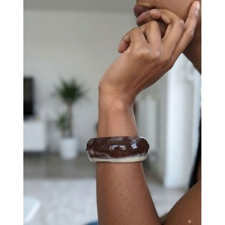 Bracelete Estiloso Acessório Feminino Atemporal Todas Ocasiões para Mulheres Fashionista Urbana Detalhe Marmorizado Fasi