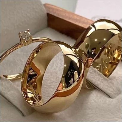 Par Aliança Abaulada 8MM Casamento Noivado Banhado a Ouro 18k + Anel Solitario e Aparador + Gravação