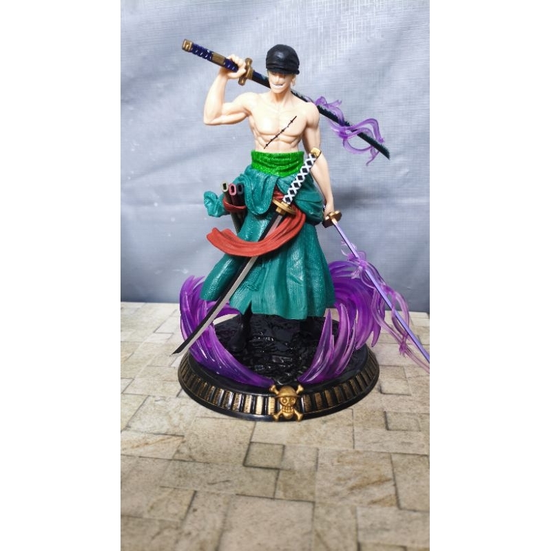 action figure representa Roronoa Zoro, um dos personagens principais da série de anime e mangá One Piece.