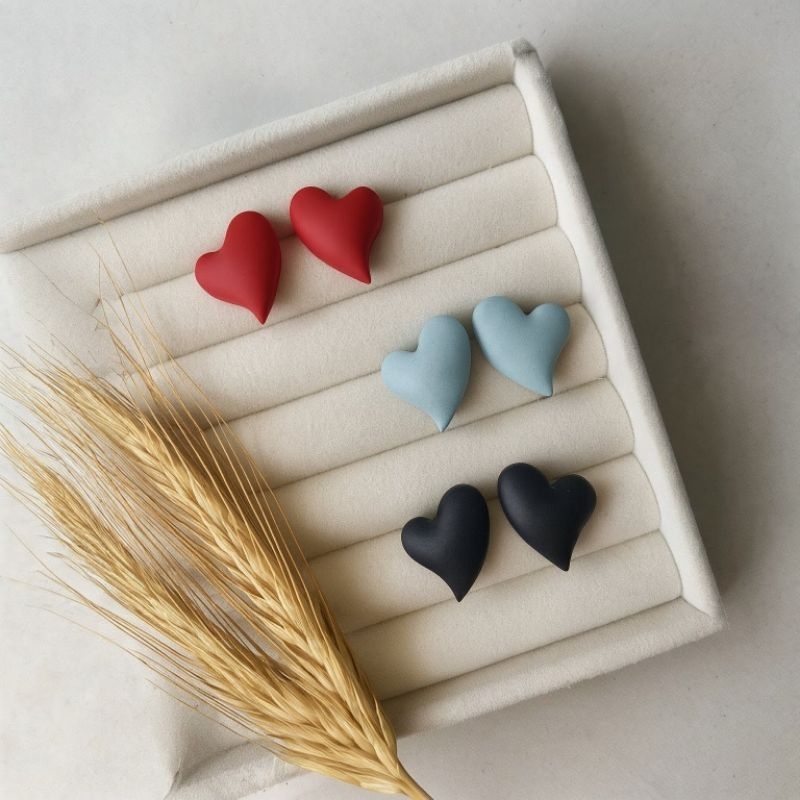 Três Peças de Brinco Feminino Coração Várias Cores em Cerâmica Plástica. Base em Aço Inox Cor Azul, Preto e Vermelho