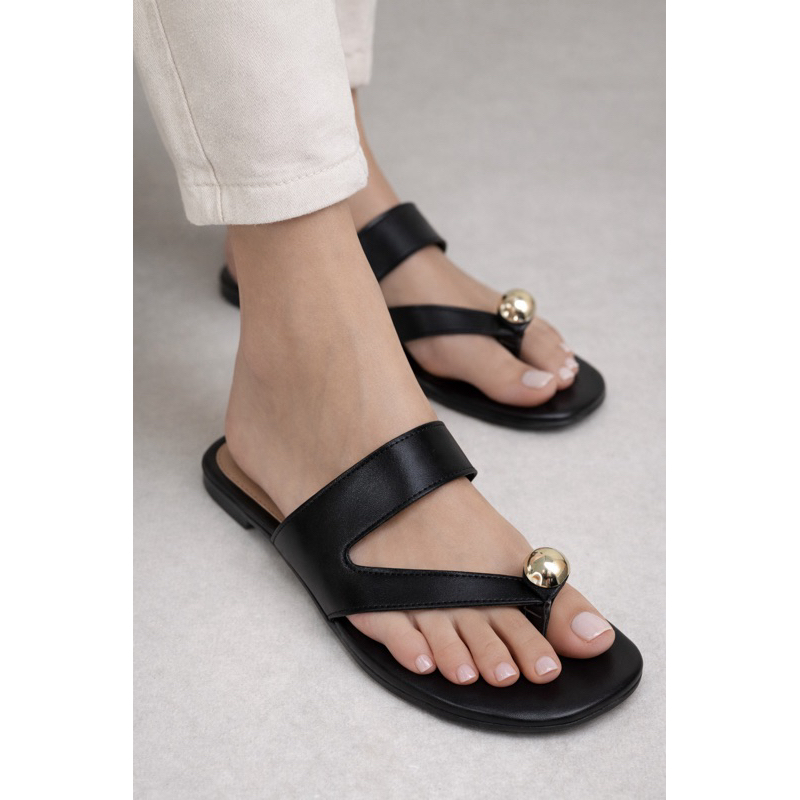Sandália Rasteira Feminina Confortável com Detalhe em ABS Casual Off-White Preto Terra