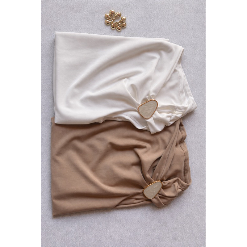 Blusa pérola super delicada e elegante 🤍 Perfeita para montar looks lindos no dia a dia ou para ocasiões especiais.