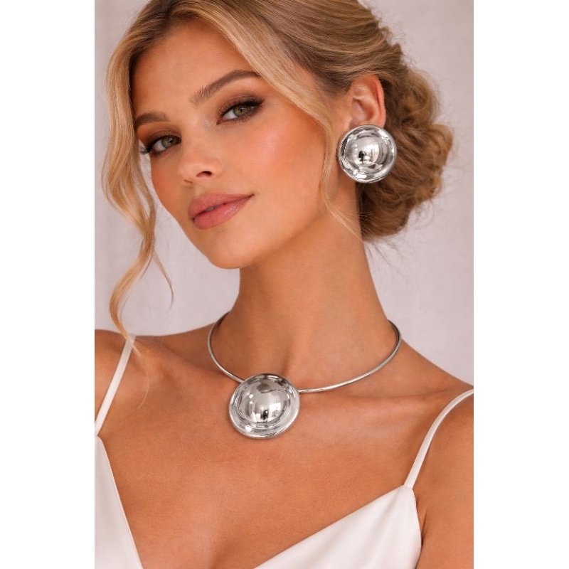Choker dourada elegante com brincos redondos sofisticados, brilho intenso, luxo feminino, acessório moderno.