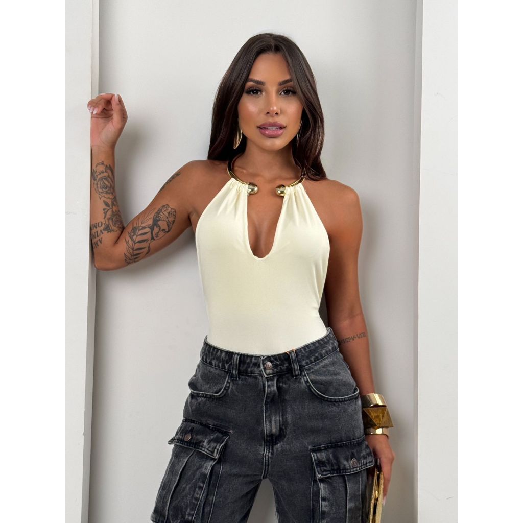 Body Feminino Halter Neck Drapeado com Detalhe Metálico Dourado no Pescoço Decote Profundo Modelagem Premium Elegante