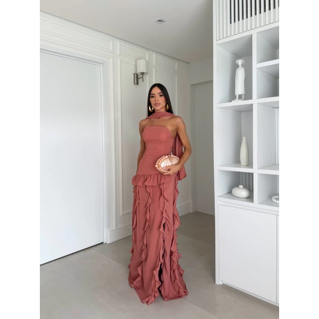Vestido Astra todo em Chiffon, saia em babados tomara que caia, com echarpe, todo elegante para Madrinhas de casamento