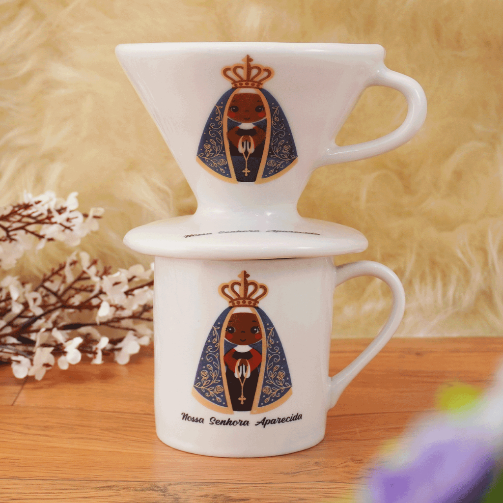 Kit Caneca 300ml + Filtro de Café de Porcelana Branca Decorado Nossa Senhora Aparecida