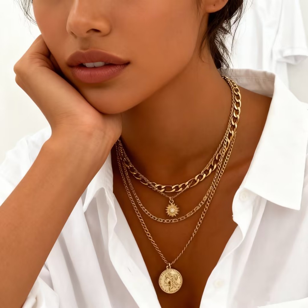 Colar Dourado Feminino Três Camadas Moderno Ajustável Versátil