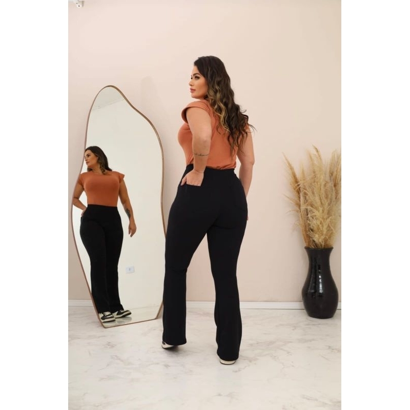 Calça Crepe Flare com Bolso