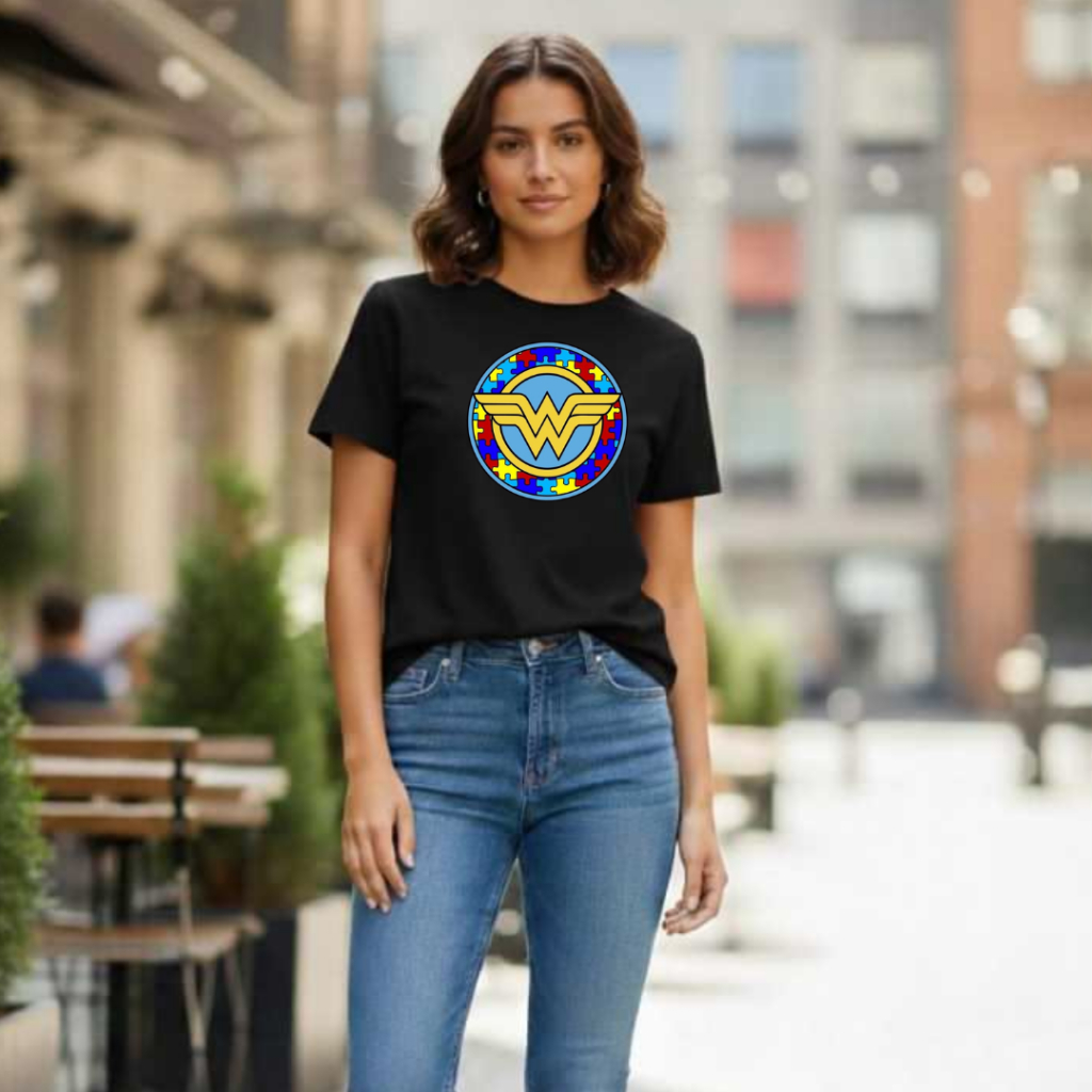 Camiseta feminina com simbolo da mulher maravilha com simbolo do autismo.