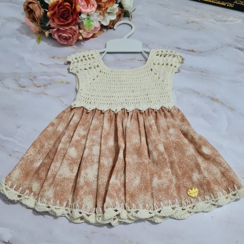 Vestido Artesanal de Crochê e Tecido para bebê de até 3/4 meses ou Bebê Reborn.