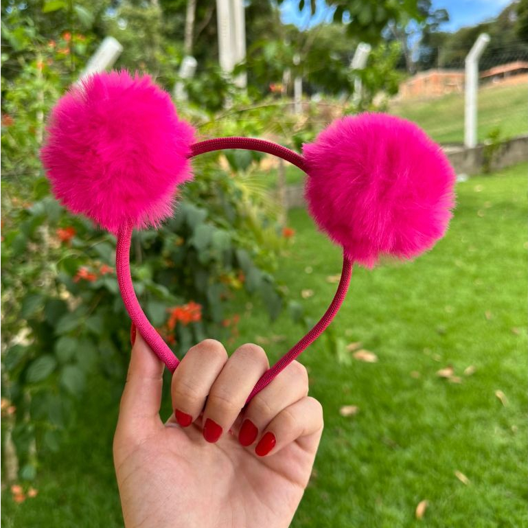 Tiara Infantil Pompom Pink Neon 💖 Super Fofa | Macia e Confortável | 2+ Anos