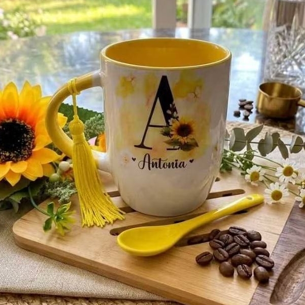 Caneca Personalizada com Nome e Inicial Floral  Alfabeto Girassol com Colher Presente Oferta