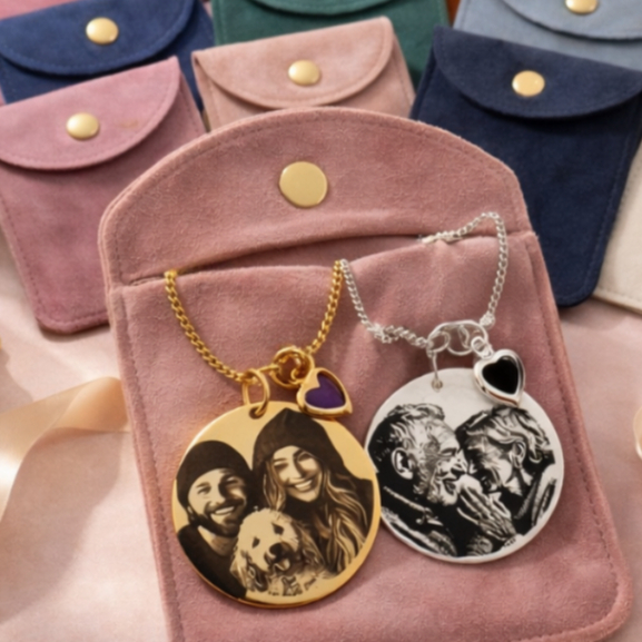 Colar Medalha Feminino Personalizado Envelope Veludo Nomes Coração Zircônia Banhado Ouro18k Prata925