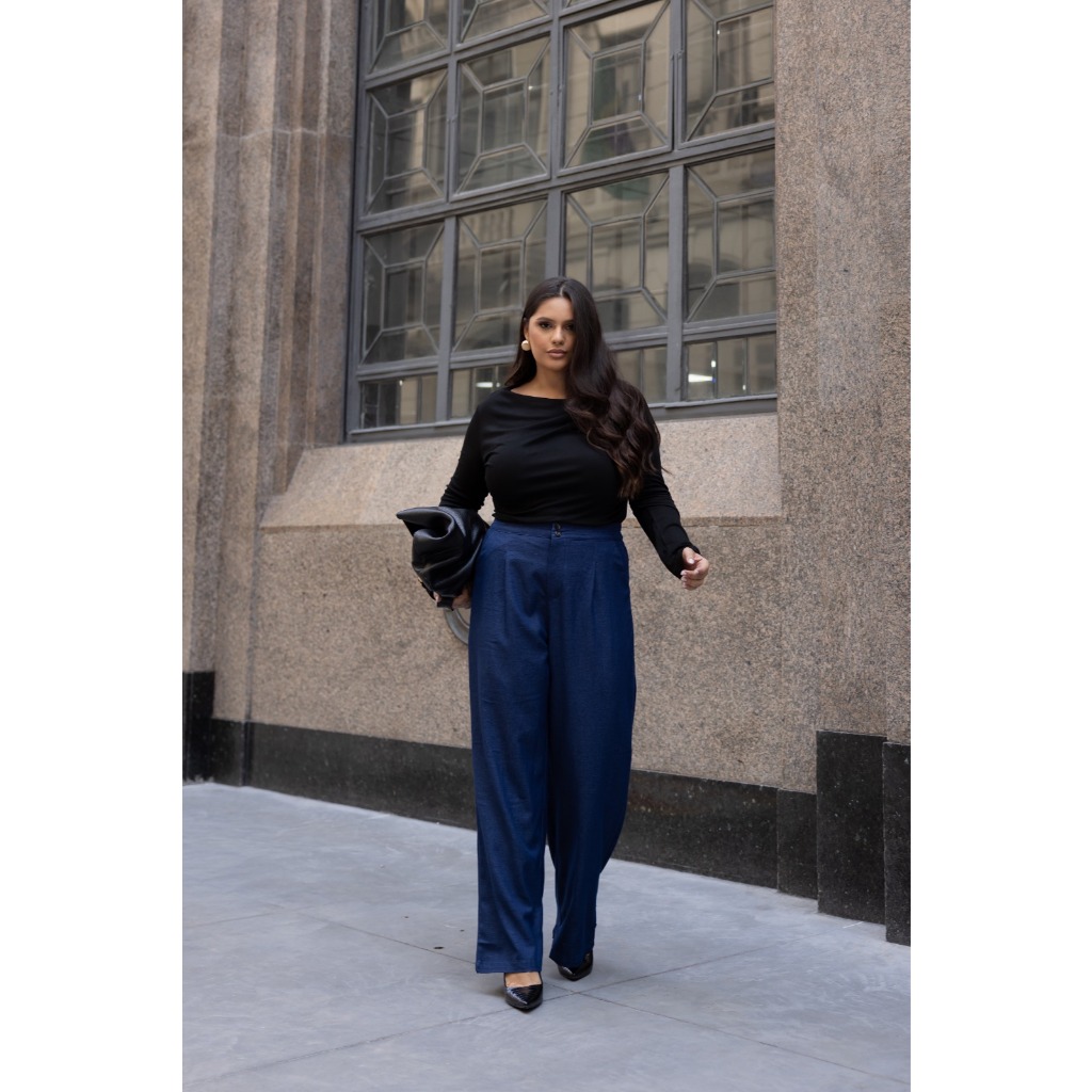 Calça Keyla Pantalona em Alfaiataria com Pregas e Cós de Botão Duplo Plus Size