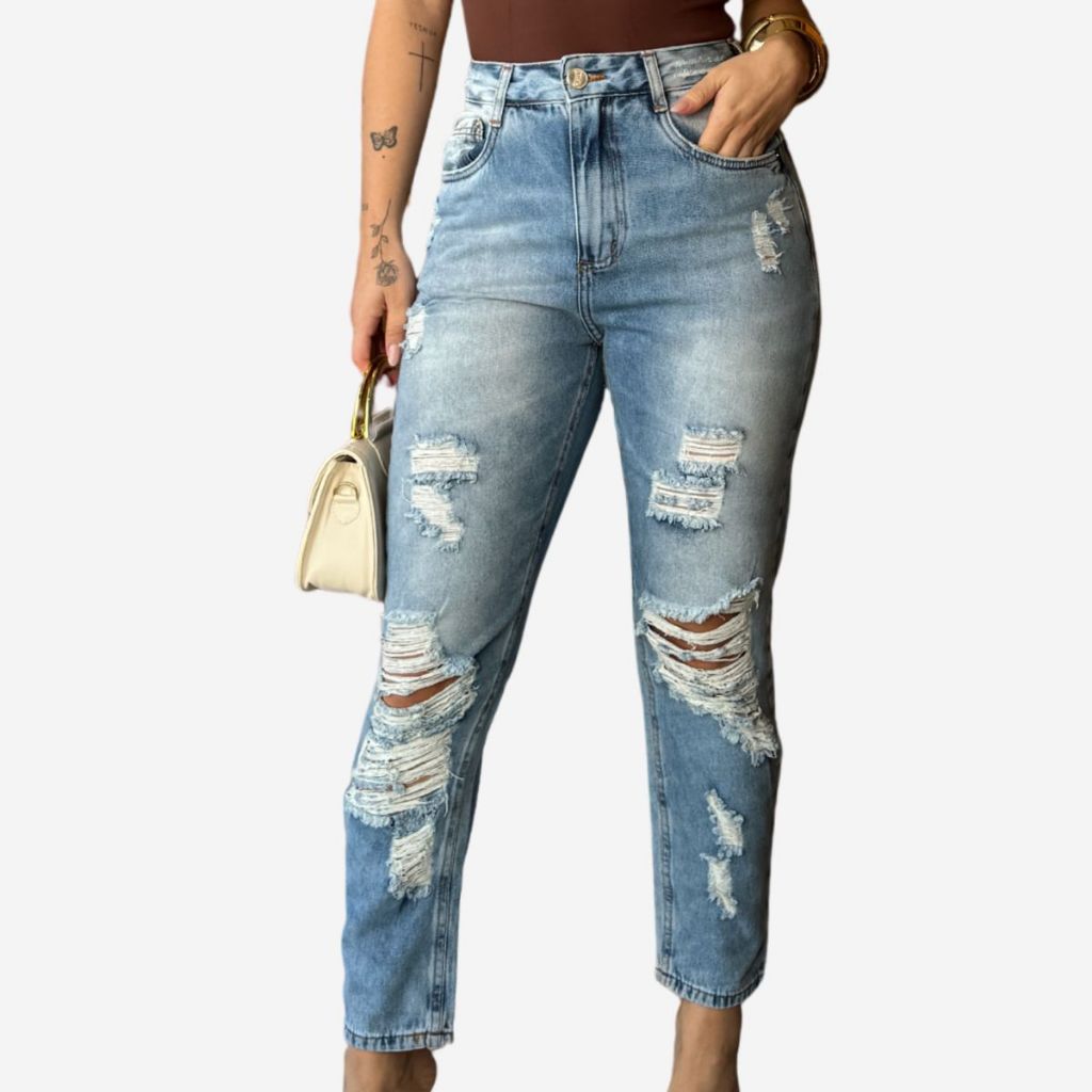 1554 - Calça Jeans Feminina  Mom Lavagem Média com Rasgo Destroyed Lançamento Carmen Carmenere