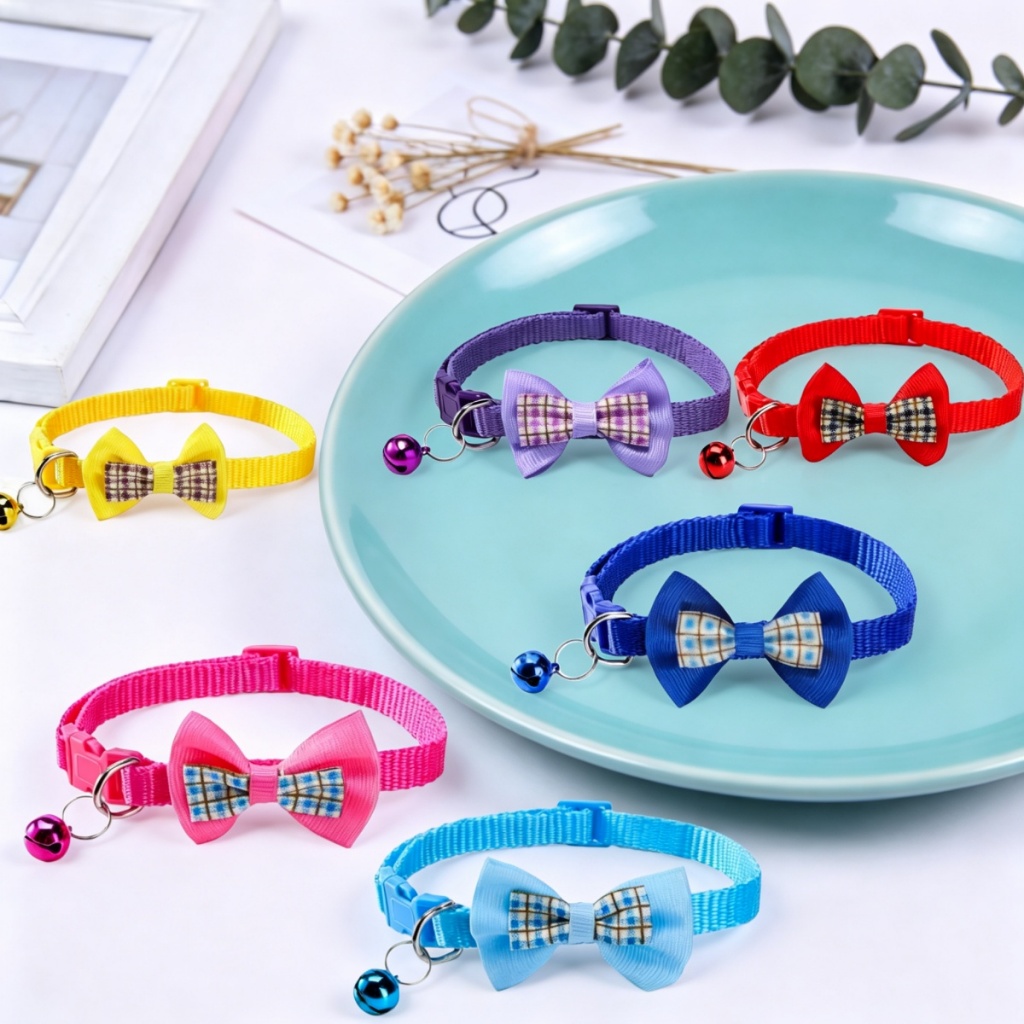 Coleira Ajustável para Gatos com Laço Quadriculado e Pingente – Nylon para Porte Pequeno e Médio | Pronta entrega