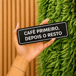Placa Decorativa "Café Primeiro Depois o Resto" Escrita em Relevo Decore com humor e personalidade