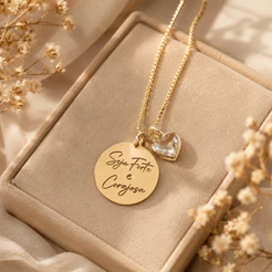 Colar Seja Forte e Corajosa Medalha Feminina com Ponto de Luz Banhado Ouro 18K ou Prata Presente Delicado