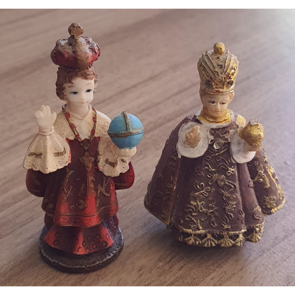 Bibelôs, Dupla de Estatuetas de Menino Jesus de Praga, em Resina 7cm (Antiguidade)